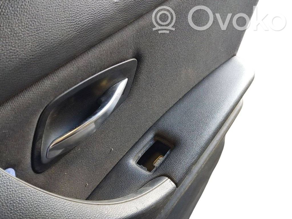 Apšuvums aizmugurējām durvīm