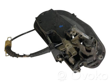 Priekšpusē turētājs / kronšteins ārējam atvēršanas rokturim