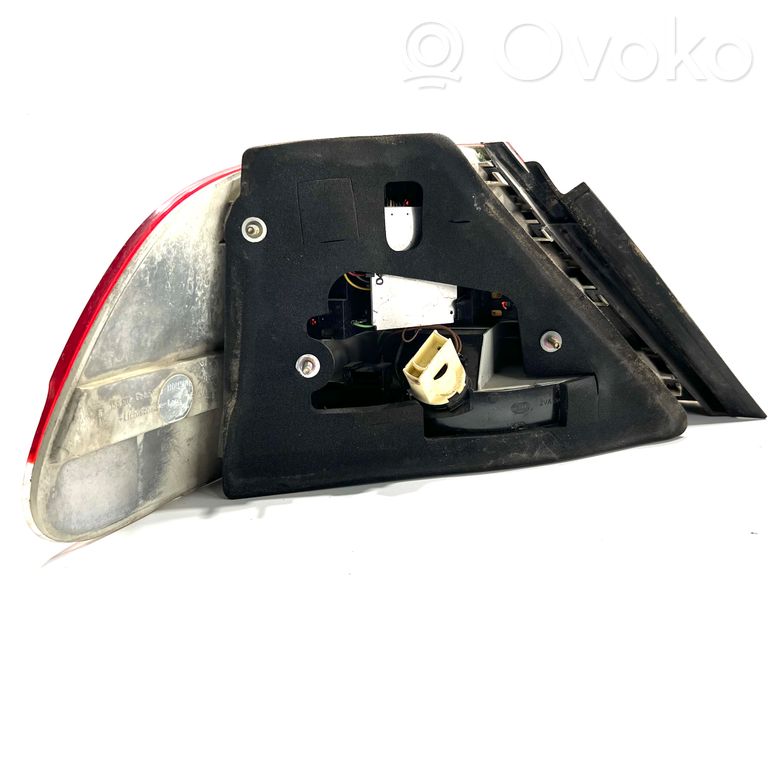 Aizmugurējais lukturis virsbūvē