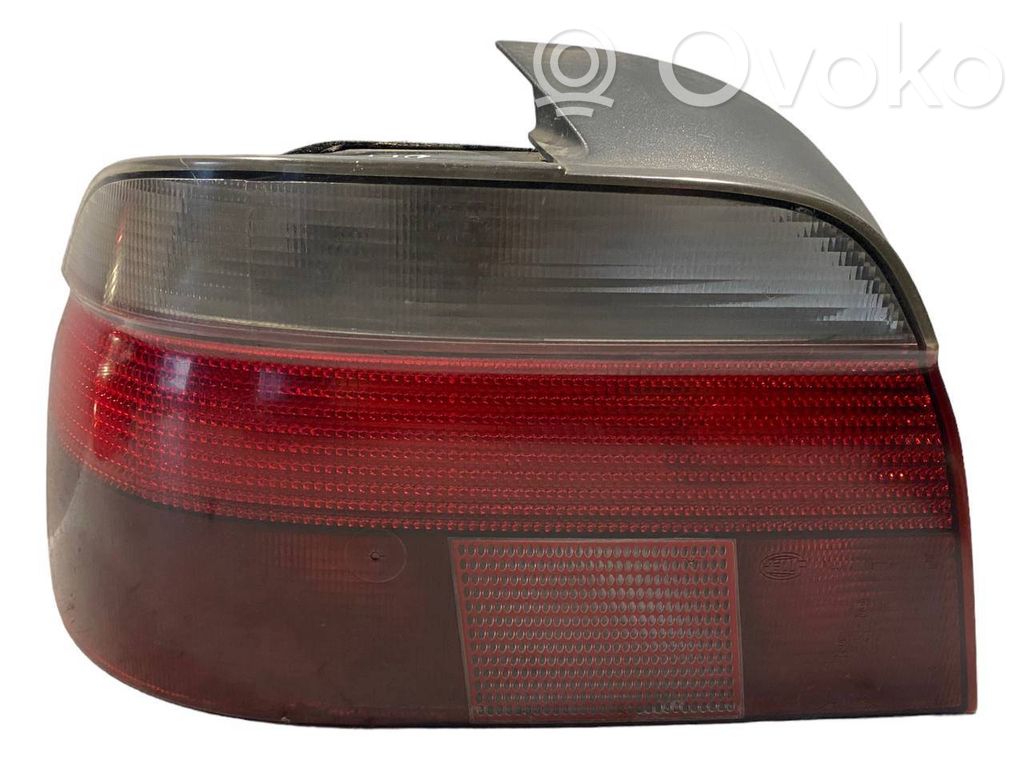 Aizmugurējais lukturis virsbūvē