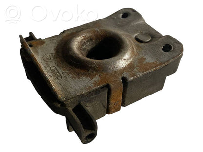 Dzinēja pārsega slēdzene