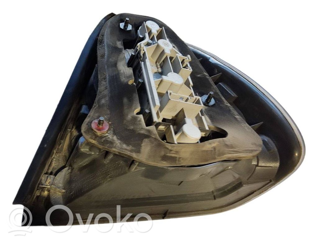 Aizmugurējais lukturis virsbūvē