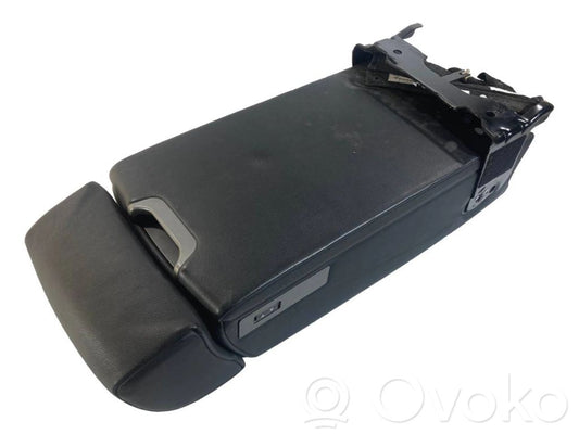 Aizmugurējā sēdekļa roku balsts