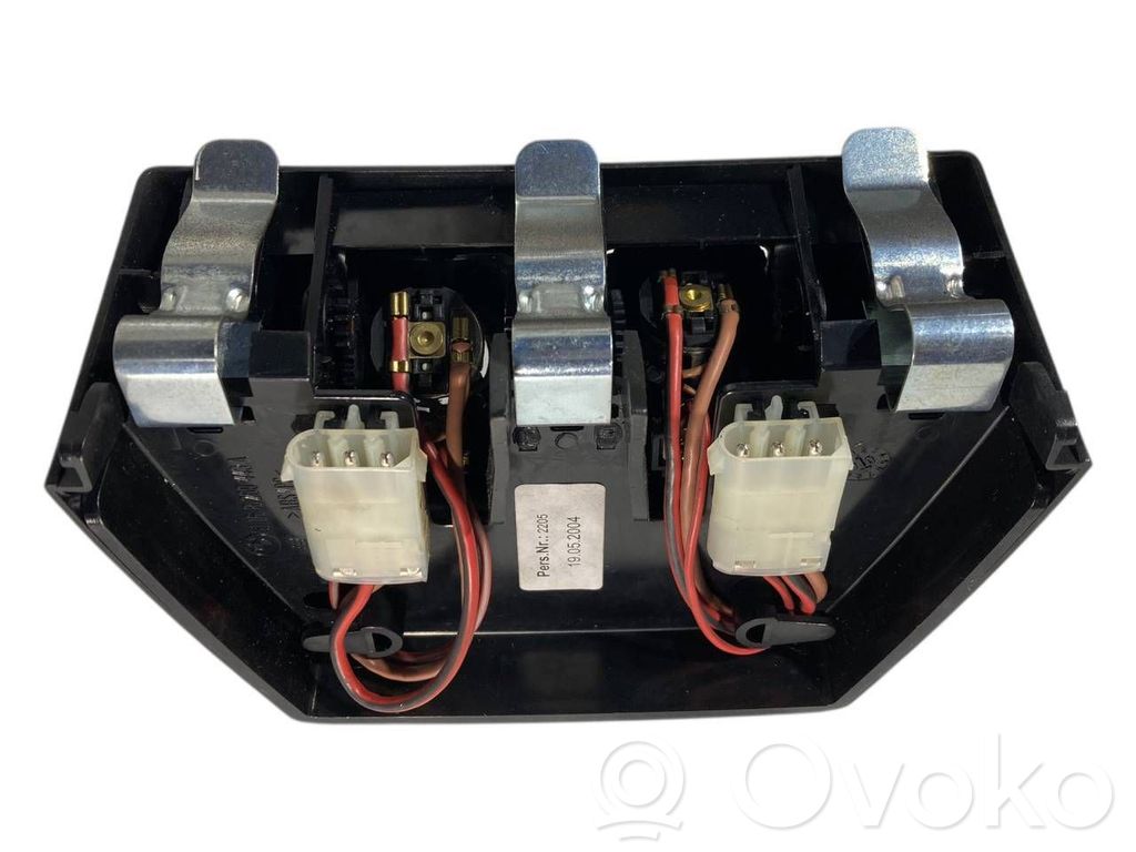 12 V ligzda (aizmugure)