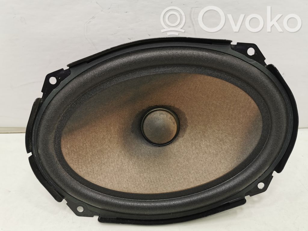 Динамик(и) в задней двери