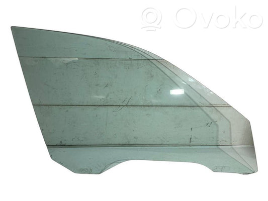 priekšējo durvju stikls (četrdurvju mašīnai)