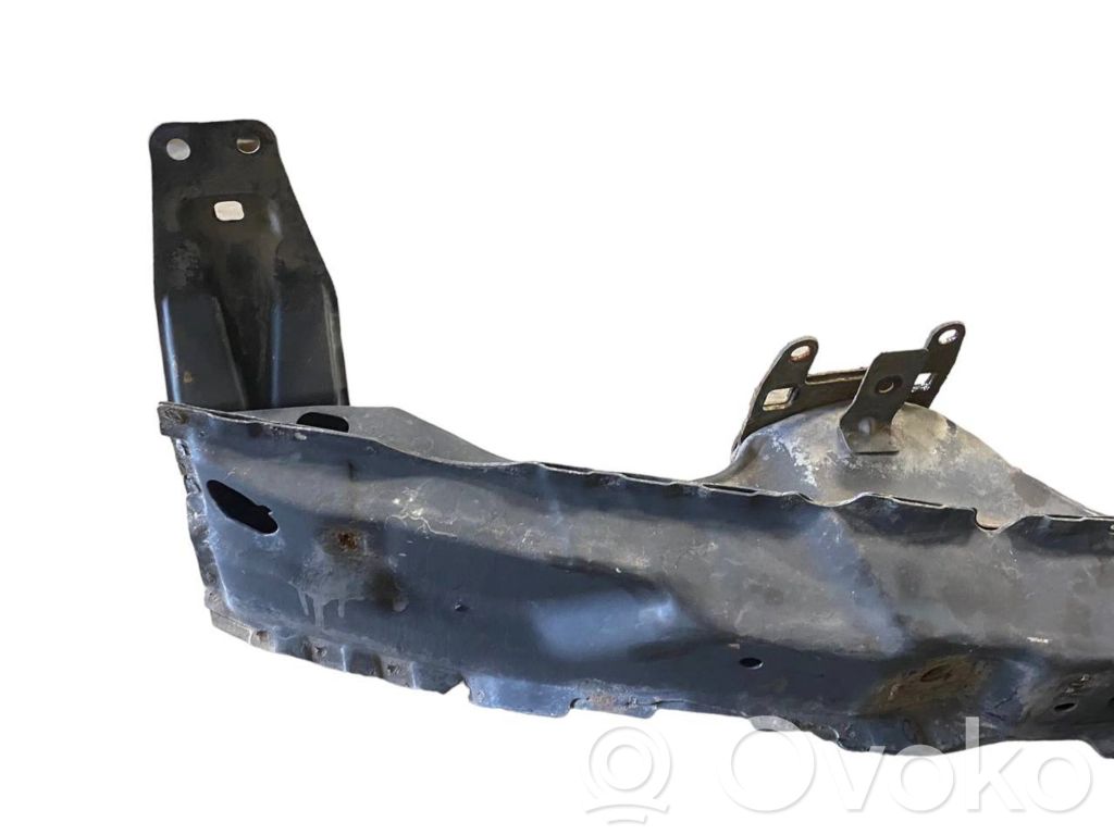 Priekšpusē bampera sija / balka