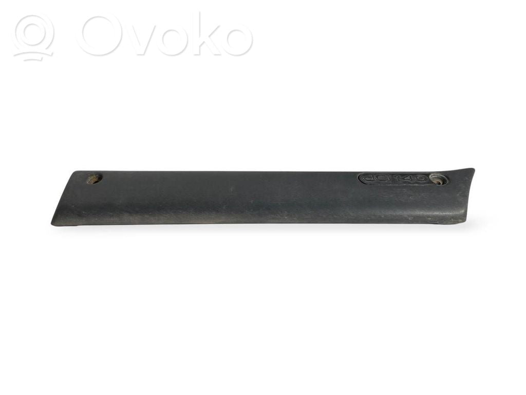 Priekšpusē durvju dekoratīvā apdare (moldings)