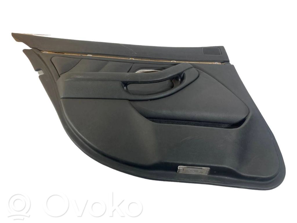 Apšuvums aizmugurējām durvīm