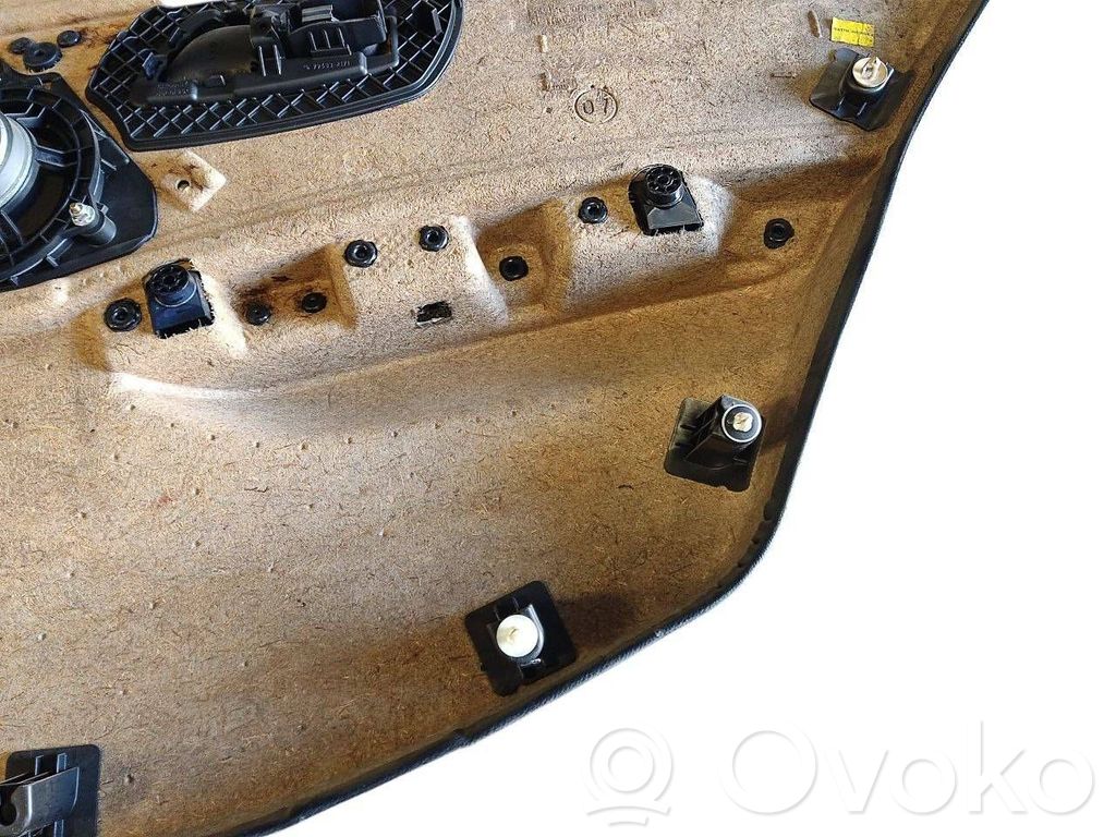 Apšuvums aizmugurējām durvīm