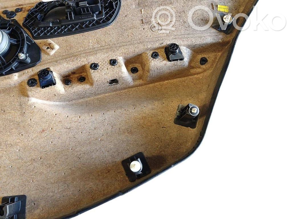 Apšuvums aizmugurējām durvīm