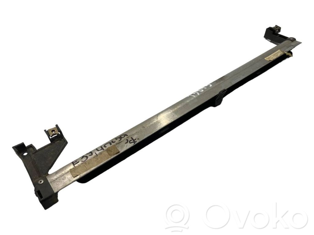 Aizmugurē logu aizkars