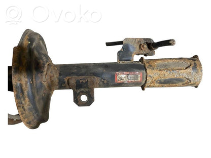 Priekšpusē amortizators ar atsperi