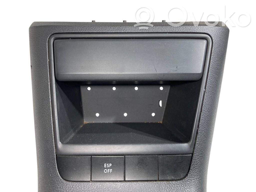 Ātrumu pārslēgšanas sviras dekoratīvā apdare (plastmasas)