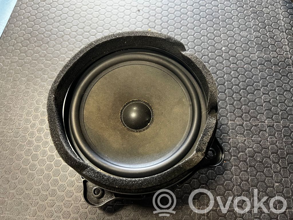 Skaļrunis (-i) aizmugurējā palodzē