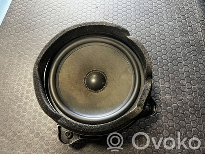 Skaļrunis (-i) aizmugurējā palodzē