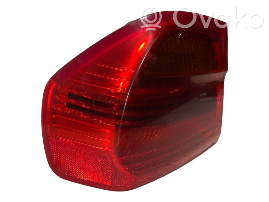 Задний фонарь в кузове