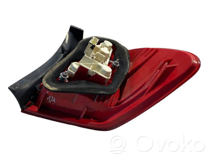 Aizmugurējais lukturis virsbūvē