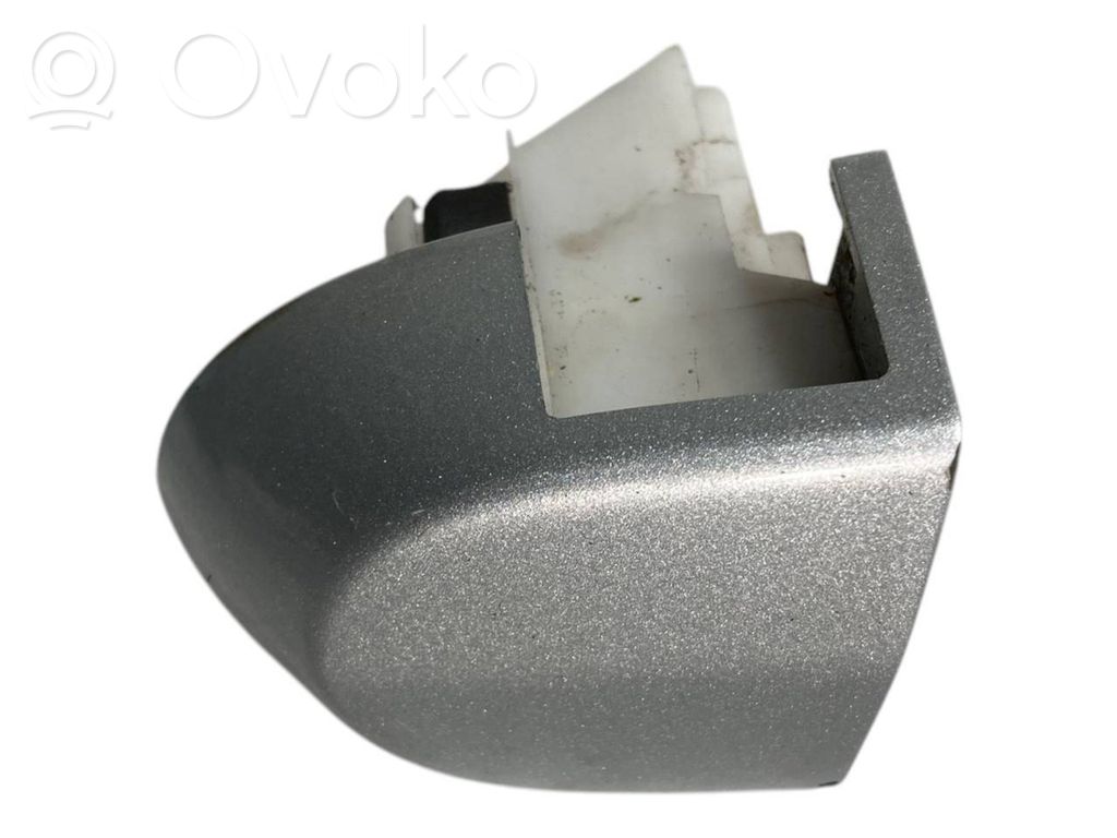 Priekšpusē durvju roktura vāciņš