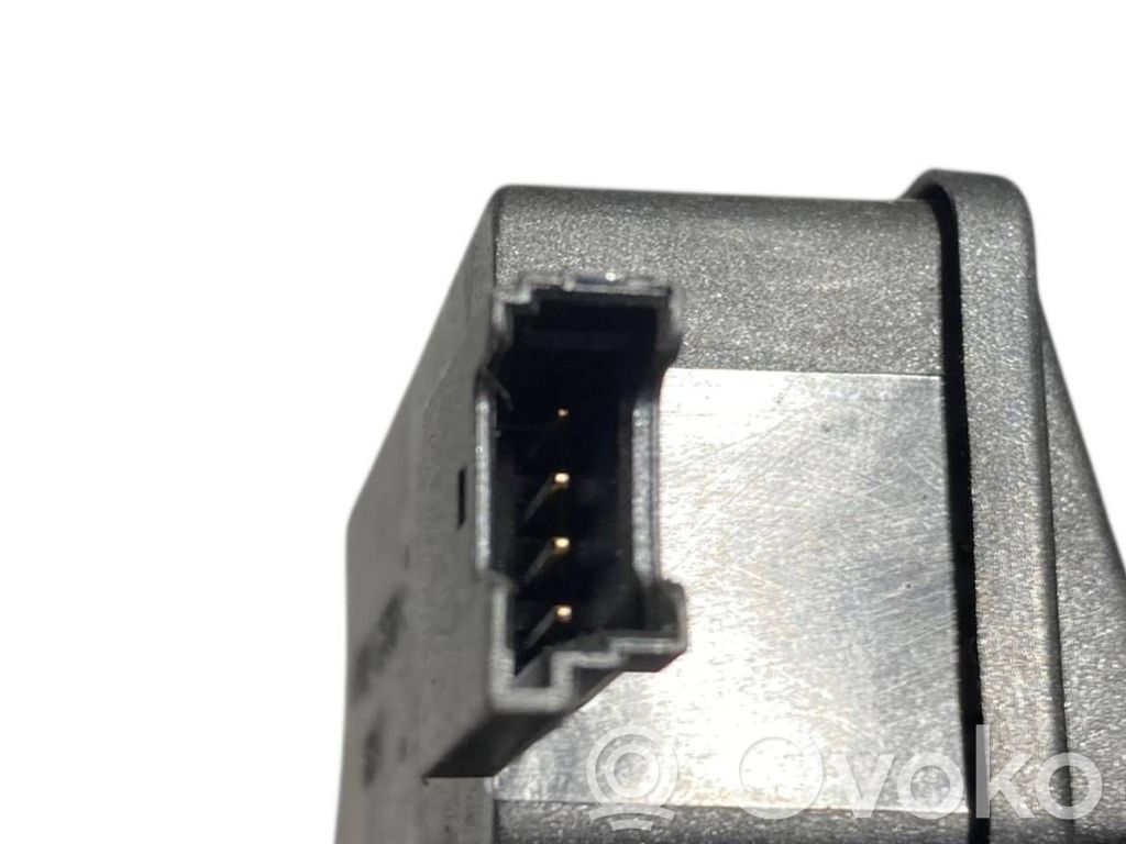 Aizmugurējā pārsega slēdzene