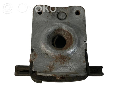 Dzinēja pārsega slēdzene