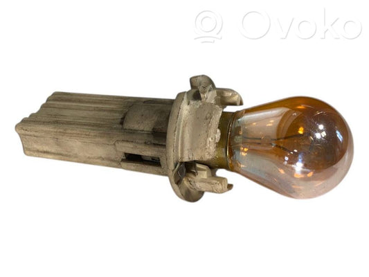 Aizmugures spuldzes vāka turētājs