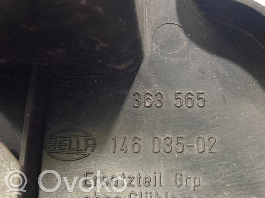 Aizmugures spuldzes vāka turētājs