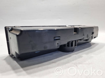 Gaisa kondicioniera / klimata kontroles / salona apsildes vadības bloks (salonā)