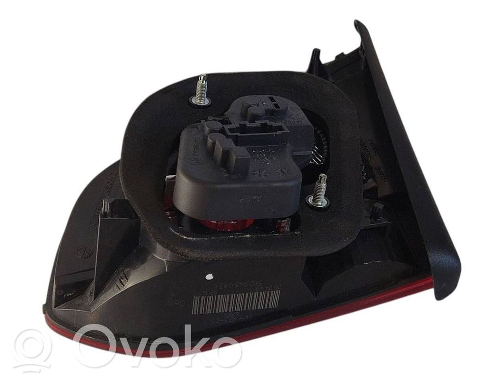 Aizmugurējais lukturis pārsegā