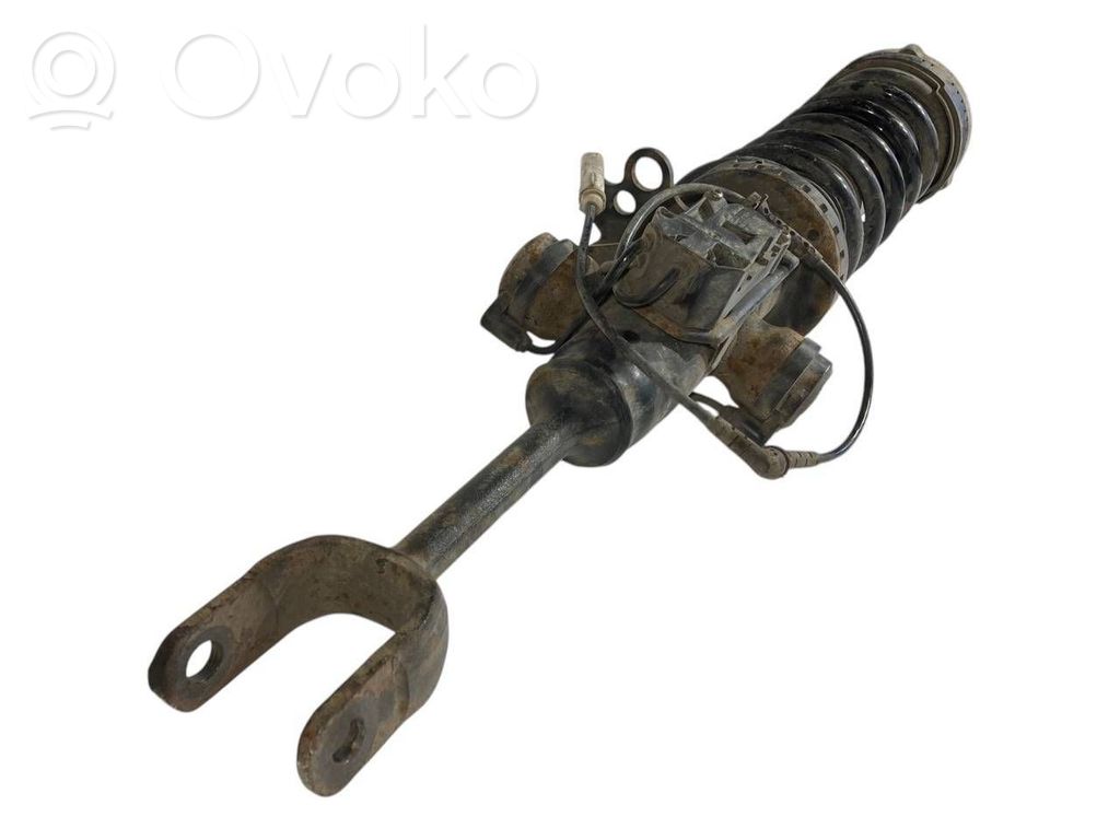 Priekšpusē amortizators ar atsperi