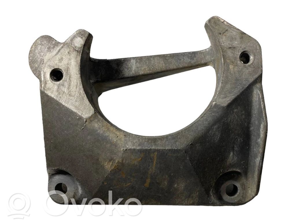 Engine mounting bracket