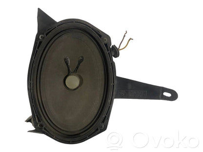 Skaļrunis (-i) aizmugurējā palodzē