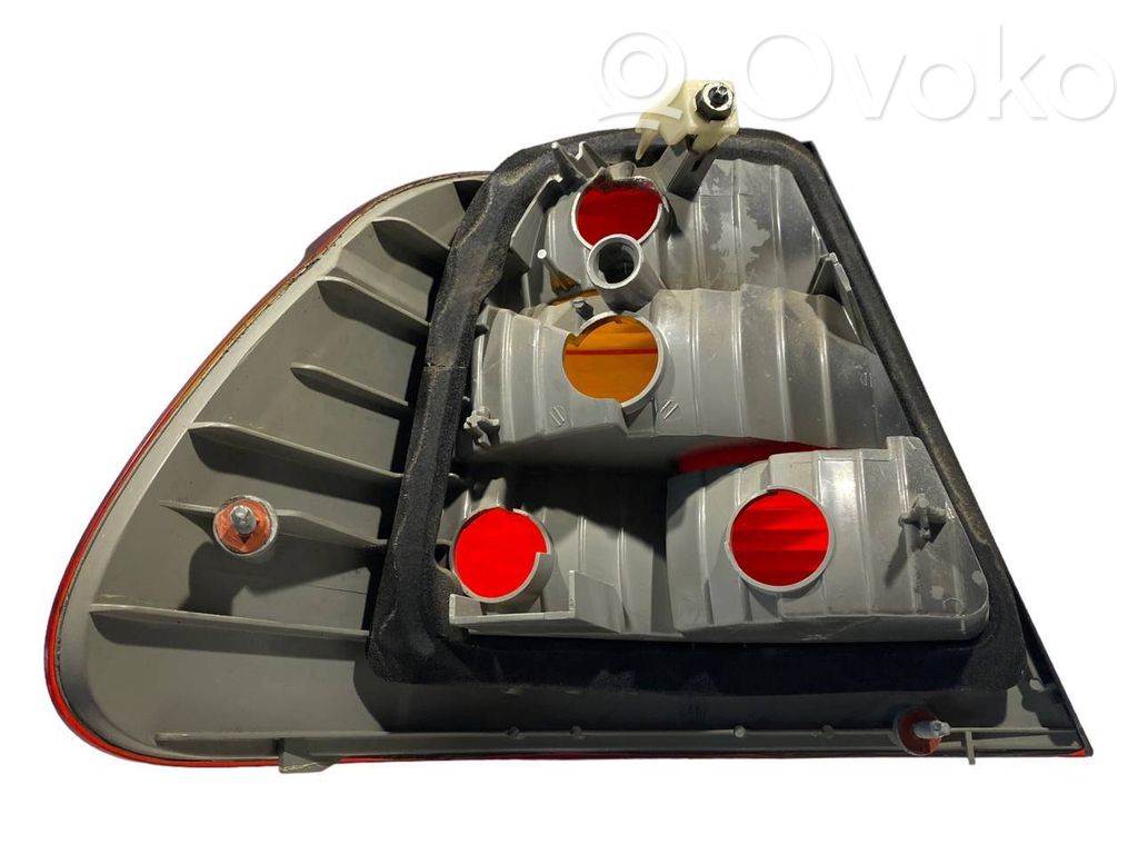 Aizmugurējais lukturis virsbūvē