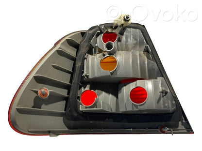 Aizmugurējais lukturis virsbūvē