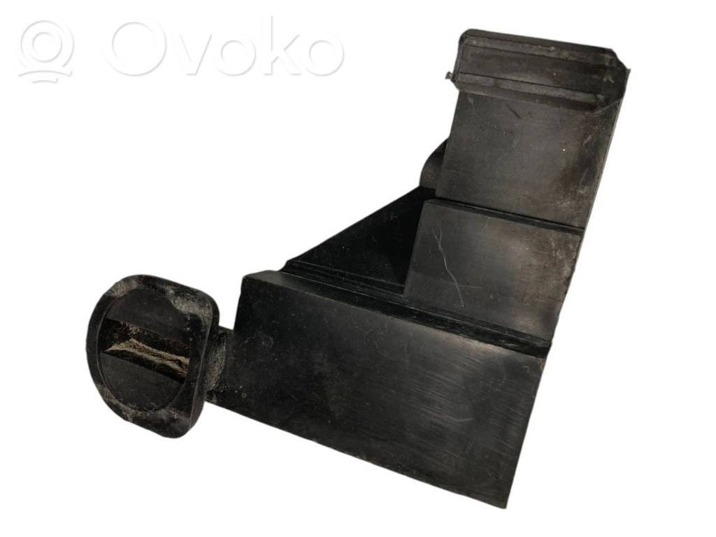 Priekšpusē bampera turētājs