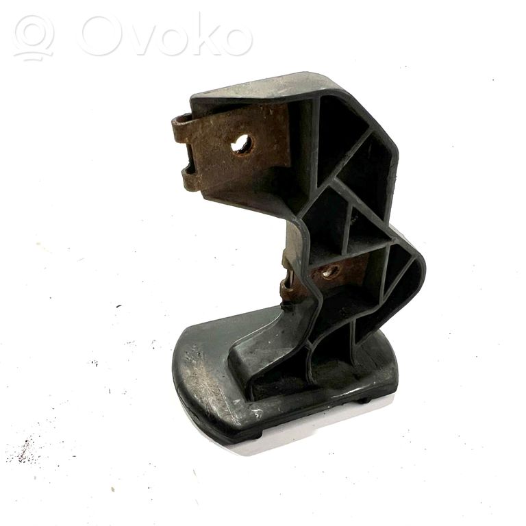 Priekšpusē bampera turētājs