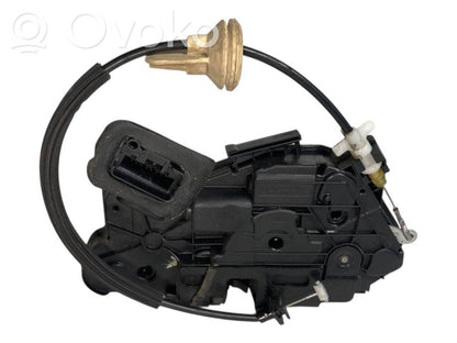 Priekšpusē slēdzene