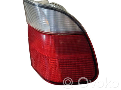 Aizmugurējais lukturis virsbūvē