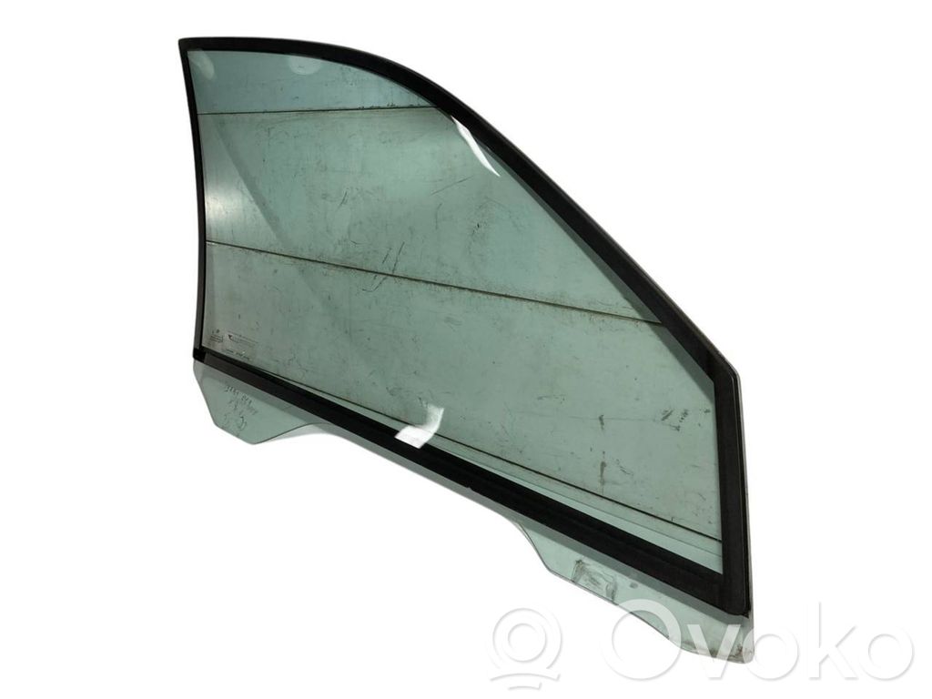 priekšējo durvju stikls (četrdurvju mašīnai)