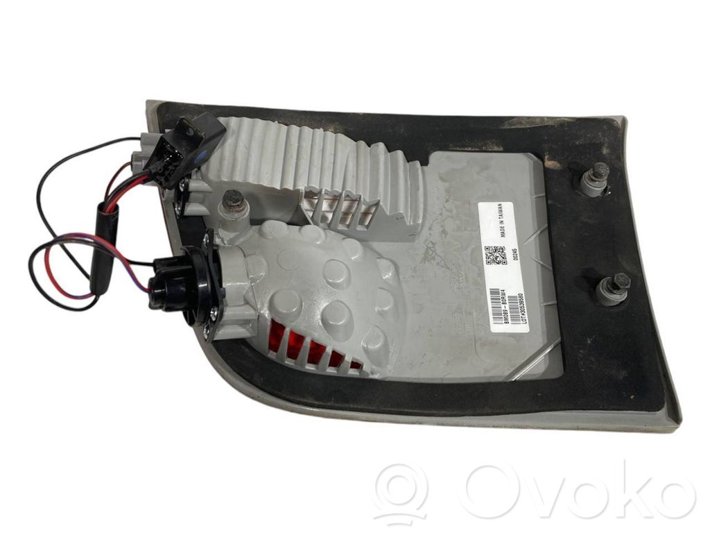 Задний фонарь на капоте