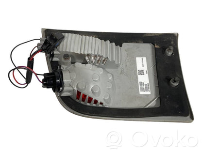 Задний фонарь на капоте