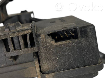 Aizmugurējā pārsega slēdzene