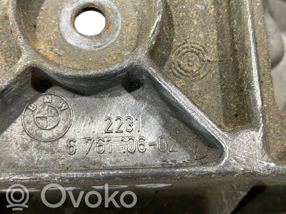 Transmission mounting bracket