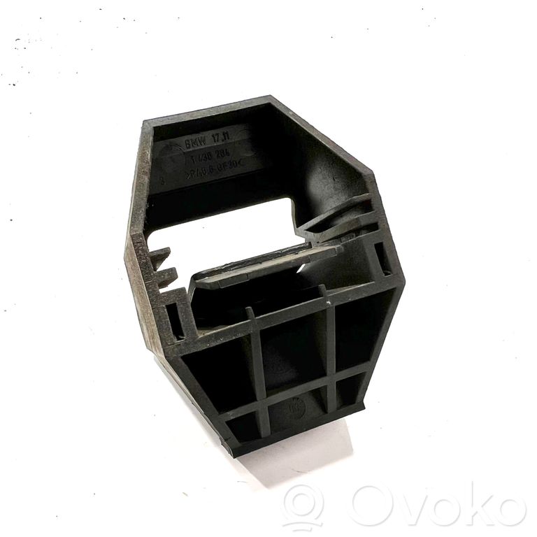 Radiator(s) holder/bracket