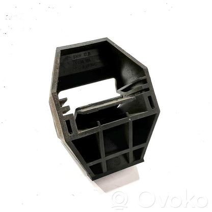 Radiator(s) holder/bracket