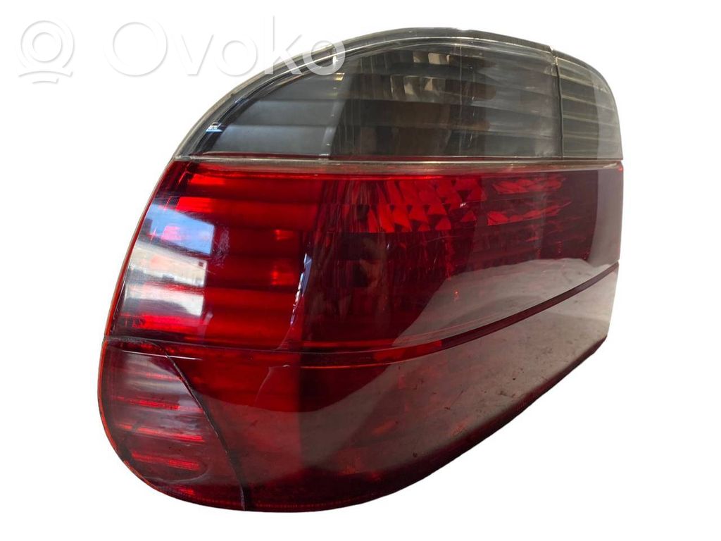 Aizmugurējais lukturis virsbūvē