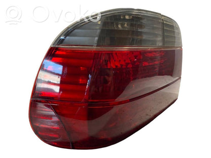 Aizmugurējais lukturis virsbūvē