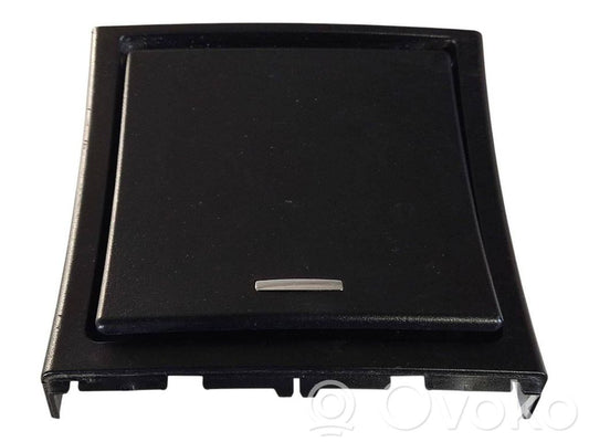 Pelnutrauks (aizmugurē)