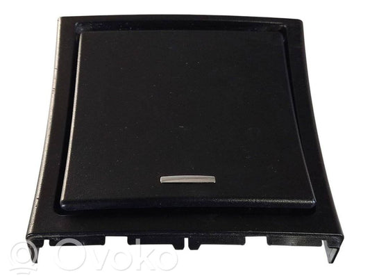 Pelnutrauks (aizmugurē)