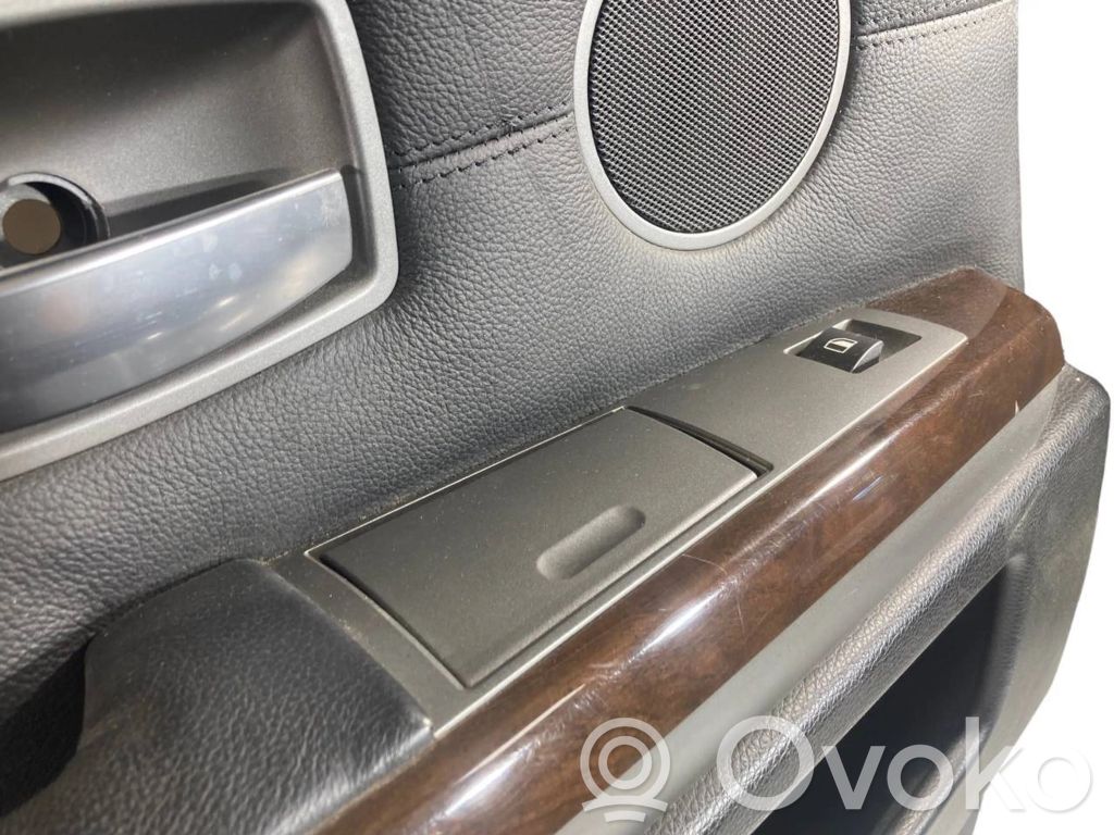 Apšuvums aizmugurējām durvīm